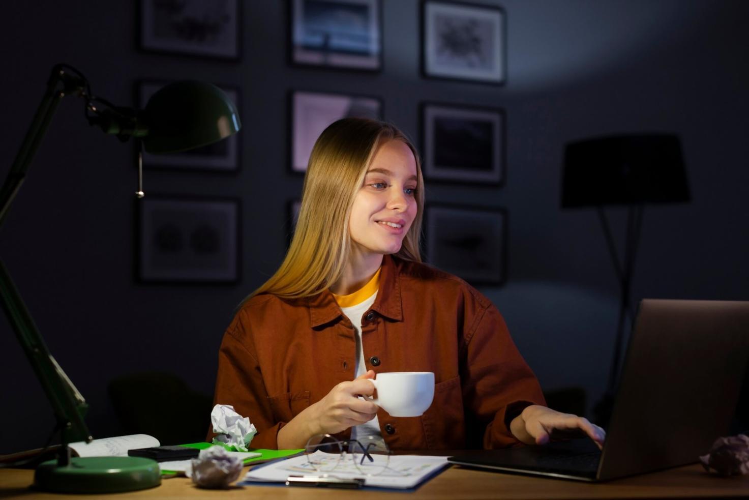 Personne analysant des graphiques d'investissement sur tablette